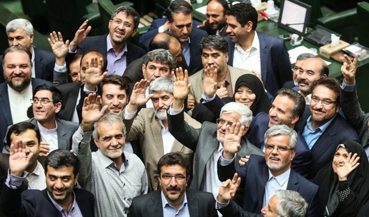 Schizoeid's tweet photo. مجلس دهم در تاریخ ایران بعنوان
 یکی از بی‌کفایت‌ترین مجالس ثبت شد ..

با جیبهای پر و لبهای خندان
گند زدید به آینده‌ی درخشان
فقط برای خانواده و فرزندان
بی‌خیال مردم و مستمندان
نمایندگان منقضی شده مجلس ایران 

لعنت خدا بر شما باد ‌... https://t.co/atrz4do5wJ