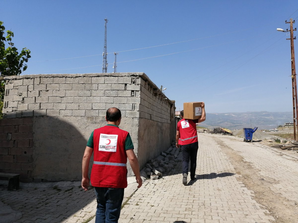 kizilaysirnak's tweet photo. Kim Bilir o Eski Tencereden  Kaç Kişi Yemek Yedi. 
O Çaylarda  Kaç Muhabbet Demlendi... 
#Șırnak 20.05..2020
Kumçatı/ÇavușHan Mah. https://t.co/a6IsP5XQuB