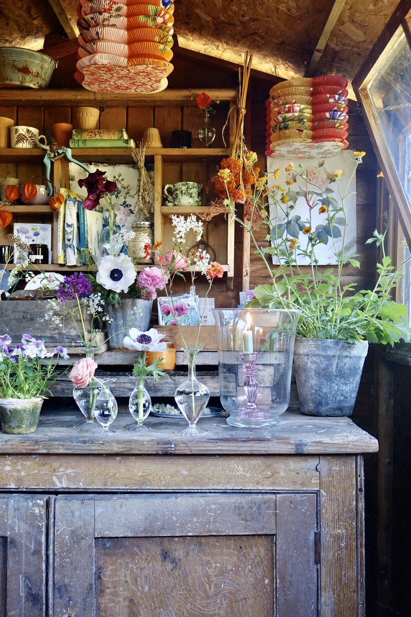 #stylingsomechelseamagic ... I’m celebrating <a href="/The_RHS/">The RHS</a> #virtualchelsea this week in my own garden &amp; sharing some of my styling ideas for making your garden feel Chelsea ready 🧡#chelseaflowershow