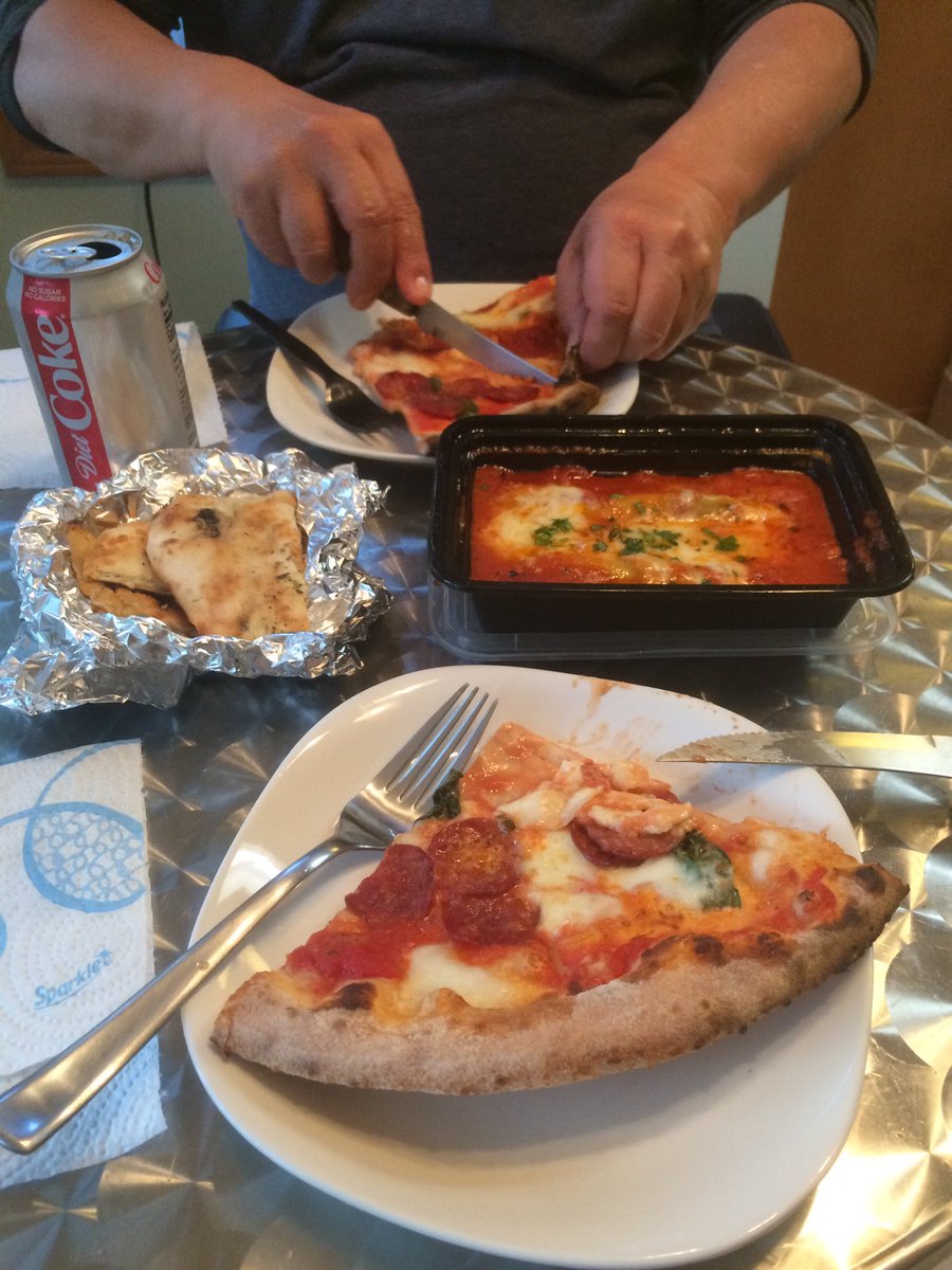 inquireKana's tweet photo. And it was delicious ! πThank you γγΌγγγγ¦. πππ.
#dateseattle #seattle #seattledate #pizzaparty https://t.co/lj3KPdErpT