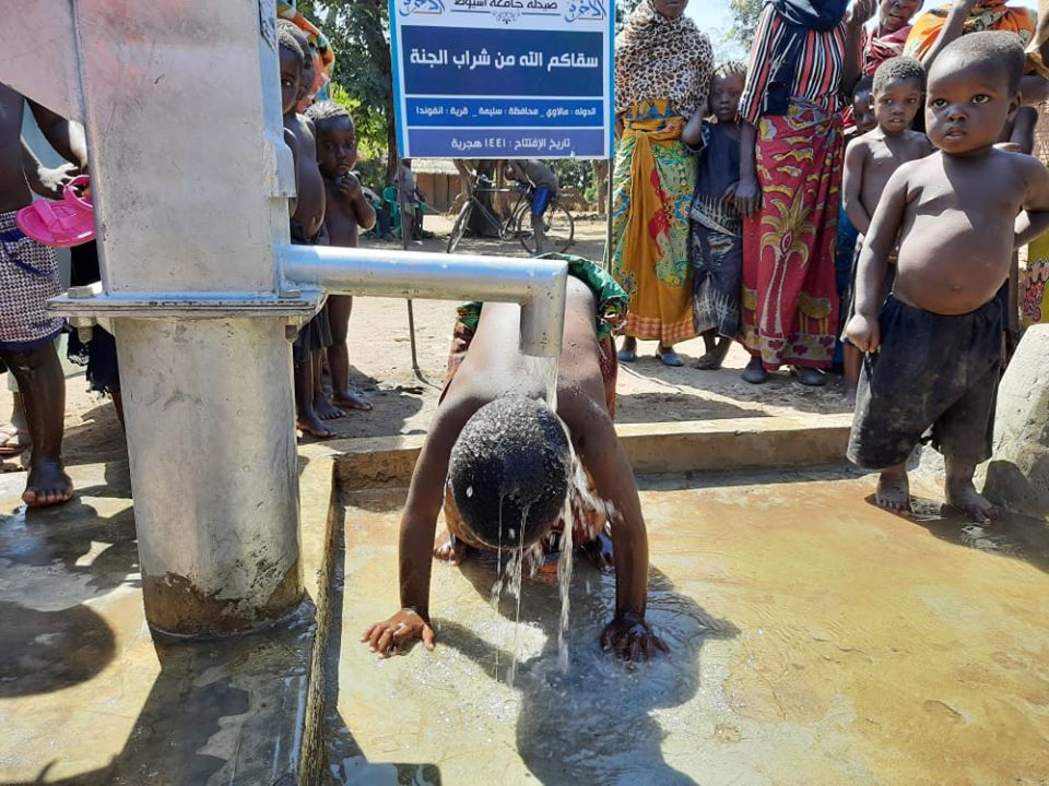 بهجة وسعادة وأجر عظيم.. طلاب الدفعة 55 بصيدلة #أسيوط ينشرون الفرح في دولة #مالاوي الأفريقية بحفر بئر لأهلها في شهر الخير