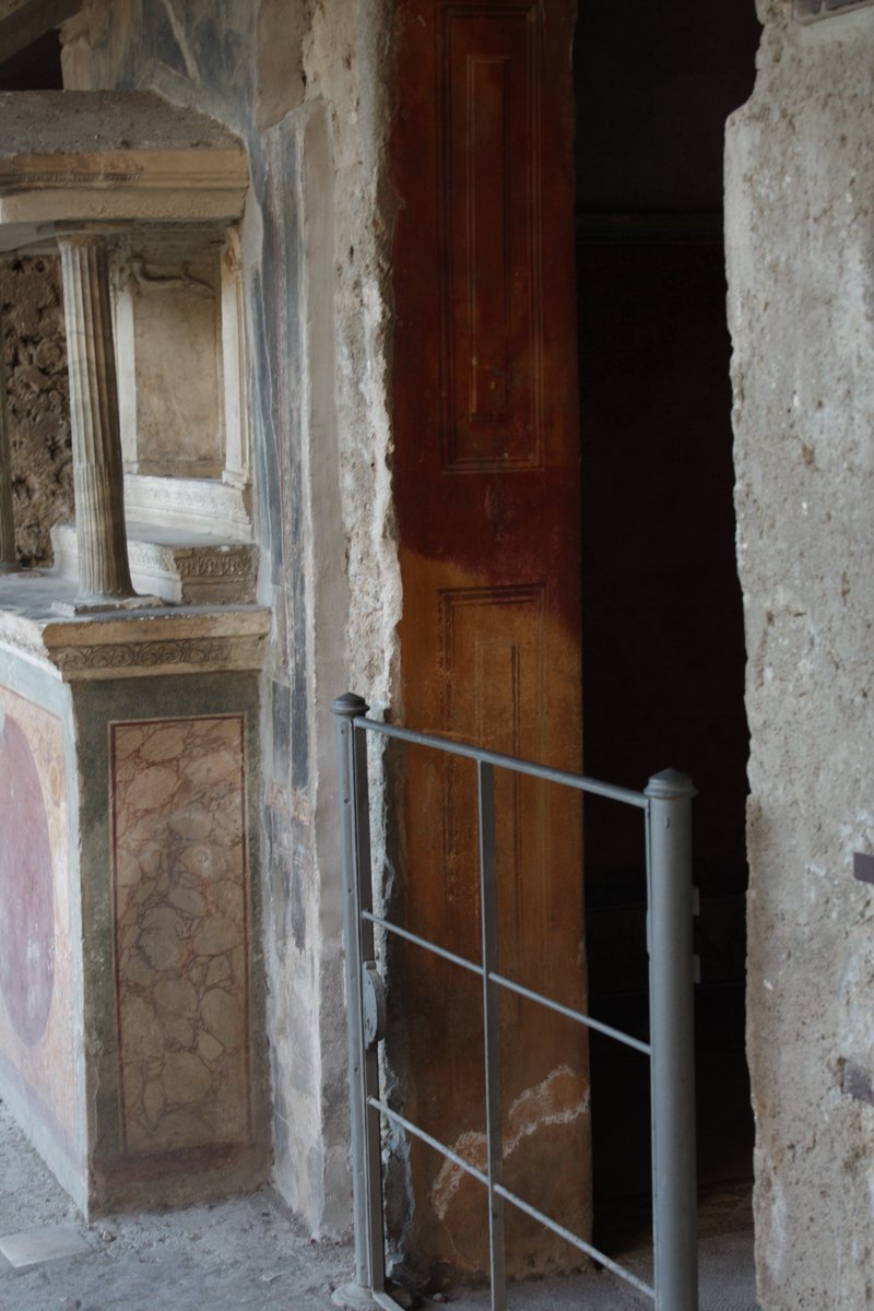 If you pay attention, it is easy to note that only the upper section of this door has been transformed into red ochre. This is due to the accumulation of materials on the roofs at the early stages of the eruption, which finally collapsed.