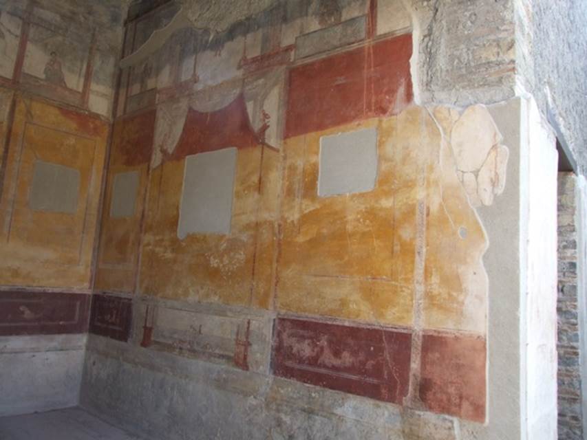In some cases, the decoration of the mural painting makes it difficult to differentiate between the original and the transformed red ochre. In this example, the socle was painted with original red ochre, while the upper part was indeed yellow ochre.
