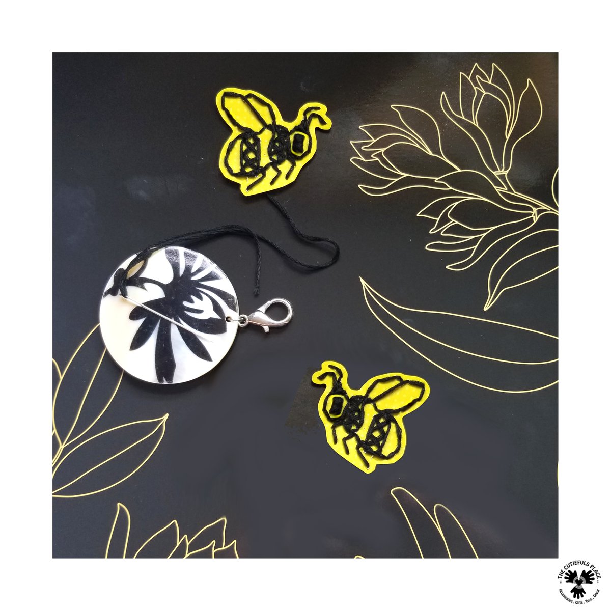 DIYcutiefuls's tweet photo. How are you celebrating #NationalBeeDay? I decided to #blackwork a couple of #bees on paper. I love the versatility of #embroidery on paper!
(Bee pattern by #TheSteadyThread)
(#Shell #needleminder: https://t.co/STuqKY2PwW )
#etsy .@etsy #craftychaching #crossstitch #xstitch https://t.co/vdNDMQM01t