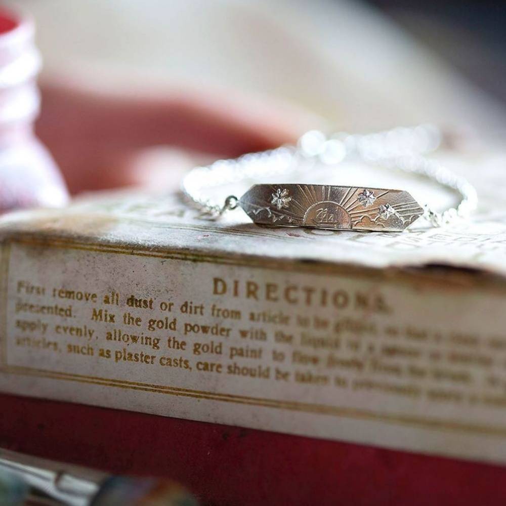 Sail into the Sunset with this beautifully engraved ID bracelet from our friends <a href="/alexmonroe/">Alex Monroe Jewellery</a> 🌅⛵
#shopindependent #independentjewellery #freedelivery #supportindependent #lovejewellery #handdelivered #silveradobrighton #onlinegifts #giftjewellery #ethicaljewellery #shopsmall