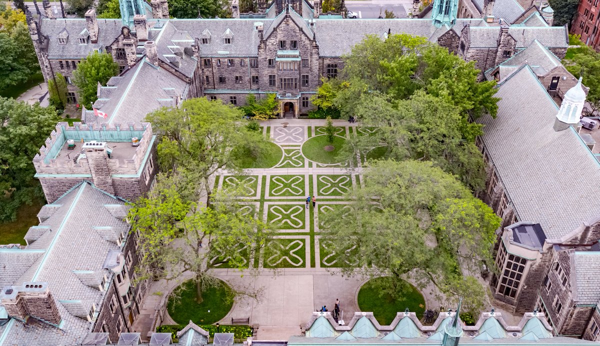 Trinity_College's tweet photo. #SpecialSpacesatTrinity takes you to our beautiful Trinity Quad through the seasons ☀️🍂❄️🌷
ICYMI: We have urban beehives🐝on Henderson Tower above the #TrinityQuad! #WorldBeeDay2020 https://t.co/KUtdaG3FDD