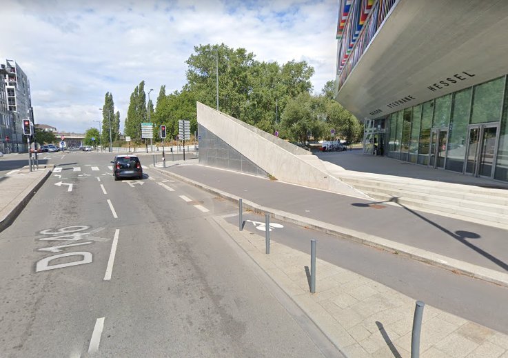 NSedou's tweet photo. 😡 C'est à cet endroit qu'a été tuée ce midi à #Lille une jeune femme circulant à #velo. Juste devant la maison Stéphane Hessel qui recommandait de nous indigner. Oui, indignons-nous de ces pseudo aménagements cyclables de merde, qui tuent*. #velotaf https://t.co/mmili4v0YC https://t.co/qZQPW7OyQG