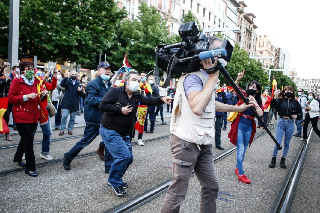 FonsiLoaiza's tweet photo. Este operador de cámara de TVE fue increpado por unos fascistas en Zaragoza. Lo insultaron, amenazaron de muerte e incumplieron la distancia física. La policía no hizo nada y le instó a que apagara la cámara y se fuera. Si fueran independentistas, hoy serían acusados de rebelión. https://t.co/RGtBAR6wbR