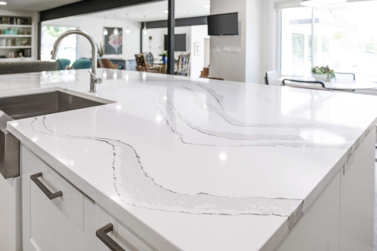 homkitchenbath's tweet photo. ʜᴀᴘᴘɪɴᴇꜱꜱ ᴄᴏᴍᴇꜱ ɪɴ ꅐꋬ꒦ꏂꇙ 🌊
#waves #wednesdayvibes #homkitchenandbath #cambriaquartz #whitecountertops #veins #britannica #stylishhomevibes #countertops #styleitreal #homelove #howyouhome #oklahomahomes #okcdesigns #homeenvy #homesohard #kitchendesign https://t.co/u7Pi2C9GMd