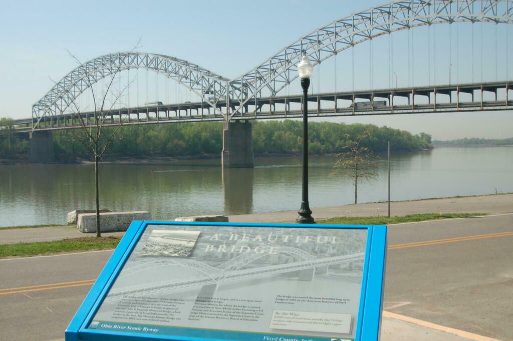 OhioRiverByway's tweet image. Get out and explore by taking a trip on the 7.5-mile Ohio River Greenway. The multi-use path passes through New Albany, Clarksville, Jeffersonville and across Big Four Bridge into downtown Louisville, offering breathtaking views and photo ops the whole w… ift.tt/3bJE3xX