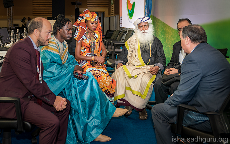 ishafoundation's tweet photo. Diversity is the basis and strength of Natural Existence. It should also be a fundamental element of a vibrant social structure. #SadhguruQuotes https://t.co/SG74YT5kkE