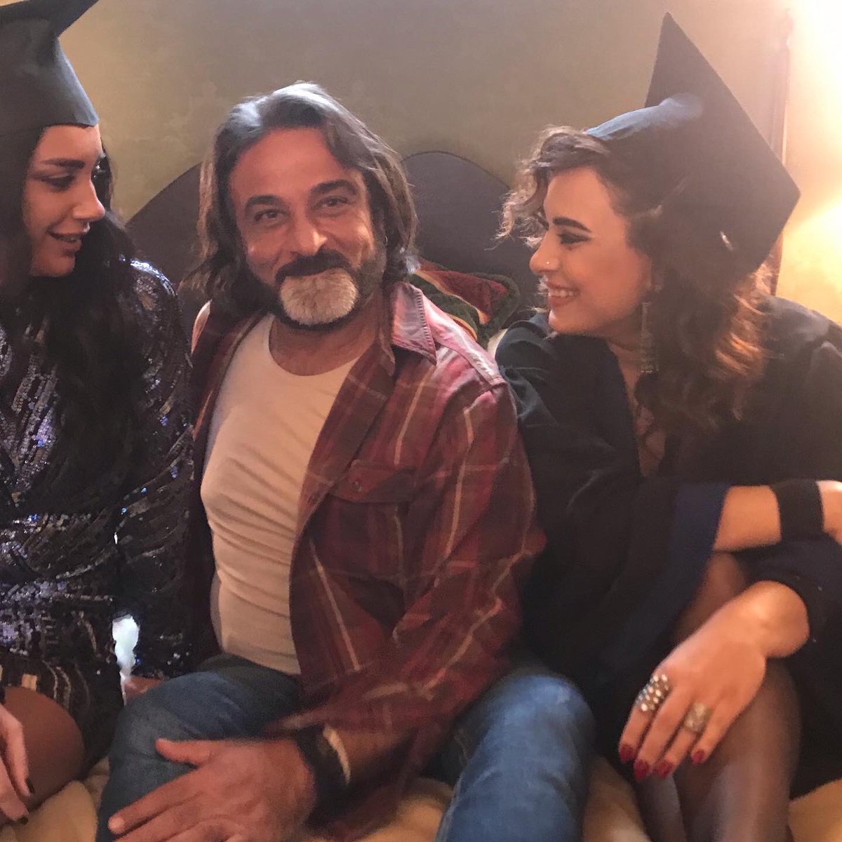 AndreeNacouzi's tweet photo. مع إستاذ #mashmoushimajdi #ولا_أهضم 😄🤍
#behindthescenes #diala #mira
#العودة #رمضان_كريم #أندريه_ناكوزي #تمار_اڤاكيان #مجدي_مشموش https://t.co/5bAeyBY89L
