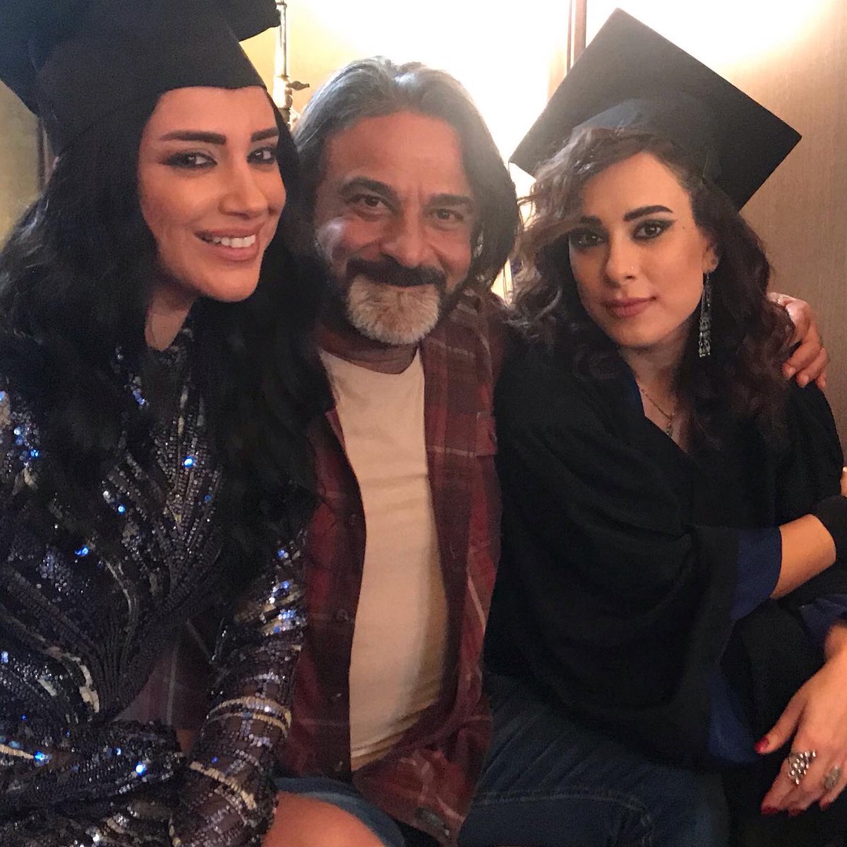 AndreeNacouzi's tweet photo. مع إستاذ #mashmoushimajdi #ولا_أهضم 😄🤍
#behindthescenes #diala #mira
#العودة #رمضان_كريم #أندريه_ناكوزي #تمار_اڤاكيان #مجدي_مشموش https://t.co/5bAeyBY89L