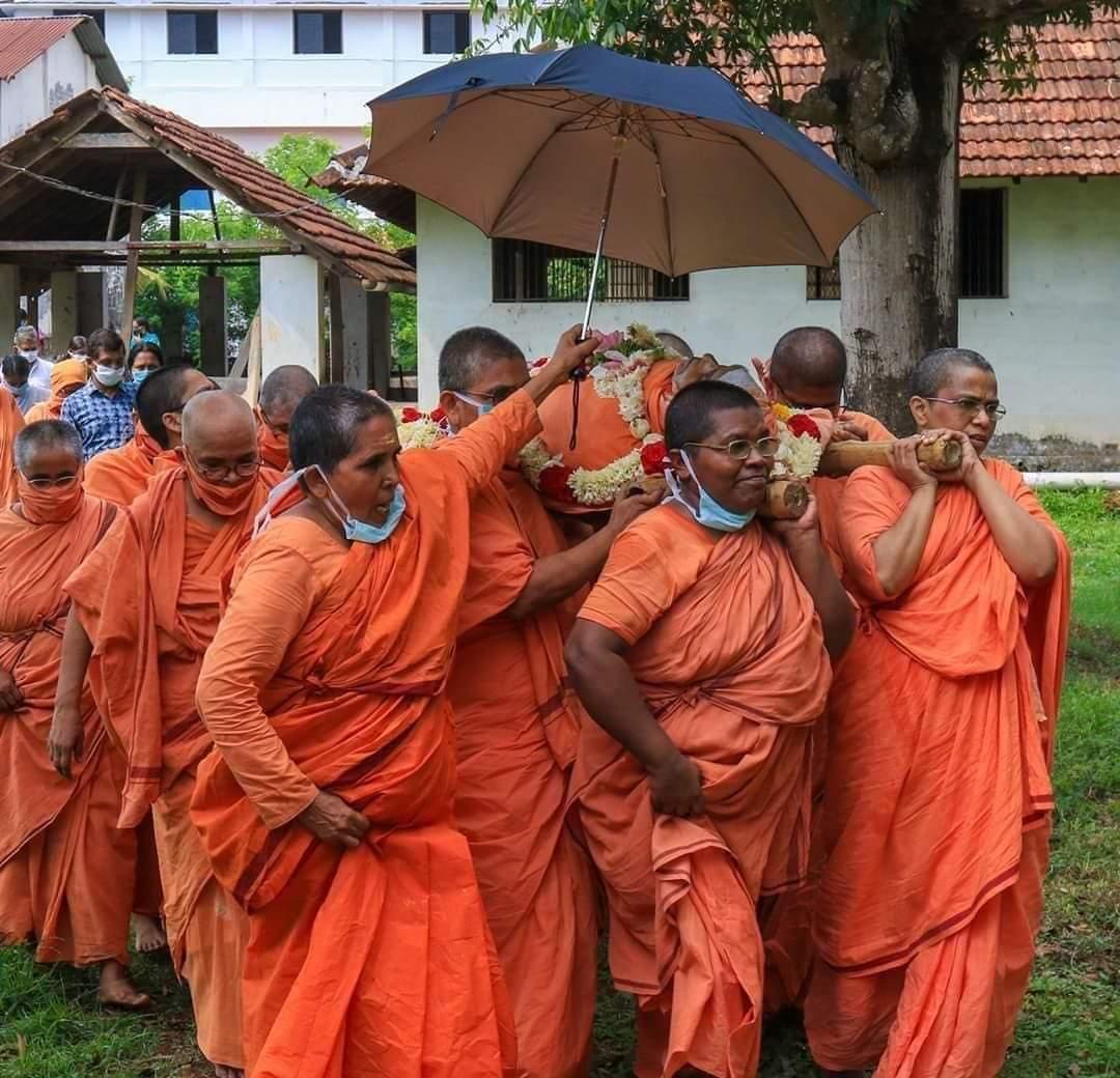 shravanbraj's tweet photo. This is real Women Empowerment.
Picture taken after the Samadhi of Ajaya Prana MathaJi. Her body was carried by the Mathas of the Sharadha Ashram. The Cremation Ceremony is not only for men.
#StrongDecisions
#WayOfHindutwa
@kumarnandaj @AshishSainram @VHPDigital @Swamy39 https://t.co/mzeI2C4YoB