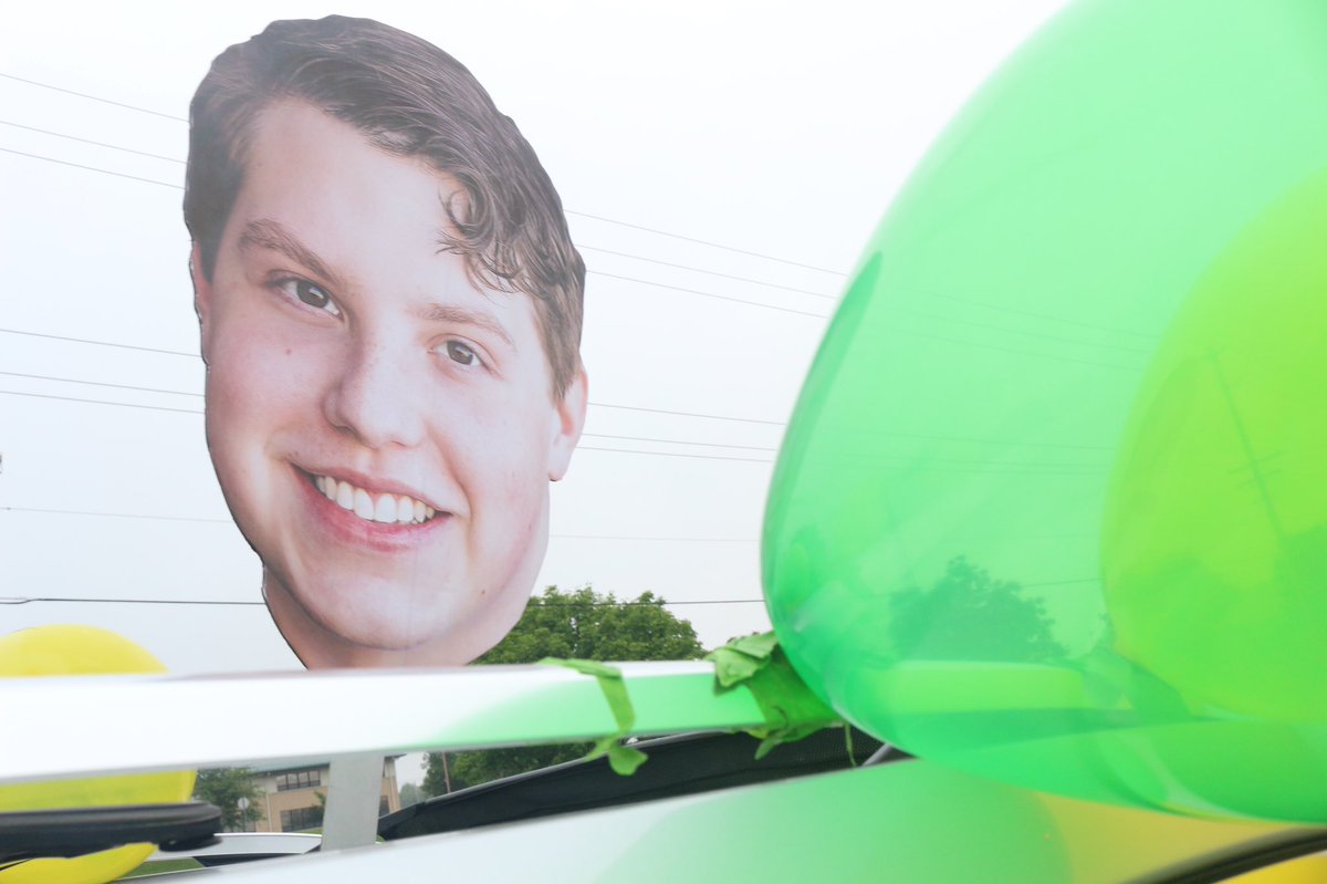 SLP_Kathy's tweet photo. What a fantastic Senior Parade! Thank you to the whole North Side for making this so special. I’m not sure who loves the parade more- Clayton or us! #FZNGradParade2020 https://t.co/sH3IfjDiRW