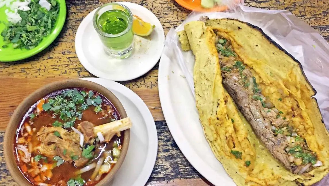 CXetla's tweet photo. Este delicioso platillo de la ciudad de Tlaxiaco, Oaxaca.
Consomé rojo, un taco de maciza y un curado de cedrón, pueden ser la mejor combinación.

Escribió: LURG https://t.co/dbGpmRkO2N