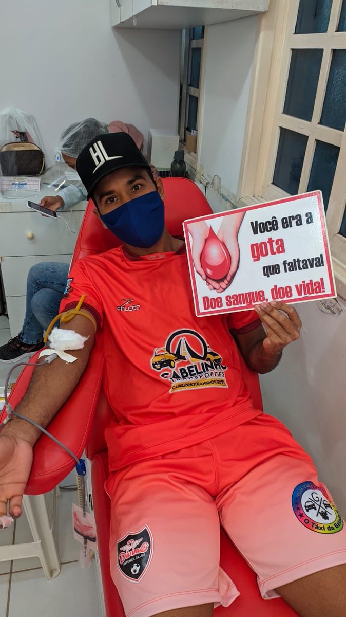 divinusfc's tweet image. Nosso atleta fazendo o jogo mais importante das nossas vidas: doar sangue, reabastecer os principais hemocentros da cidade e ajudar a combater o coronavírus. Muito obrigado!! Juntos somos mais fortes!!❤️👊🏼
#AvanteDivinus ⚫️🔴