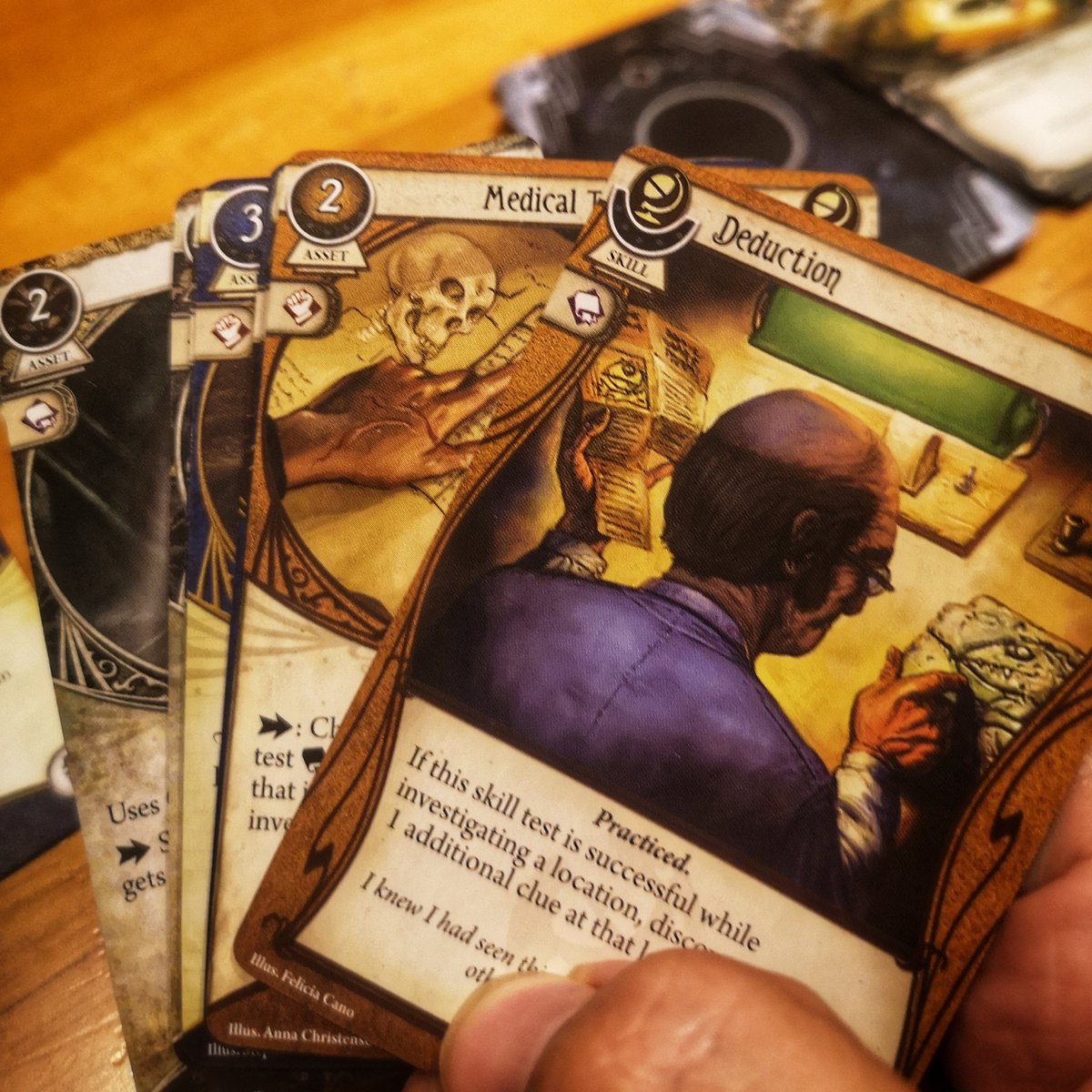not_that_geek's tweet photo. ¿Puedes adivinar el juego con un par de tarjetas? #boardgametrivia https://t.co/V0qU0GdMGr