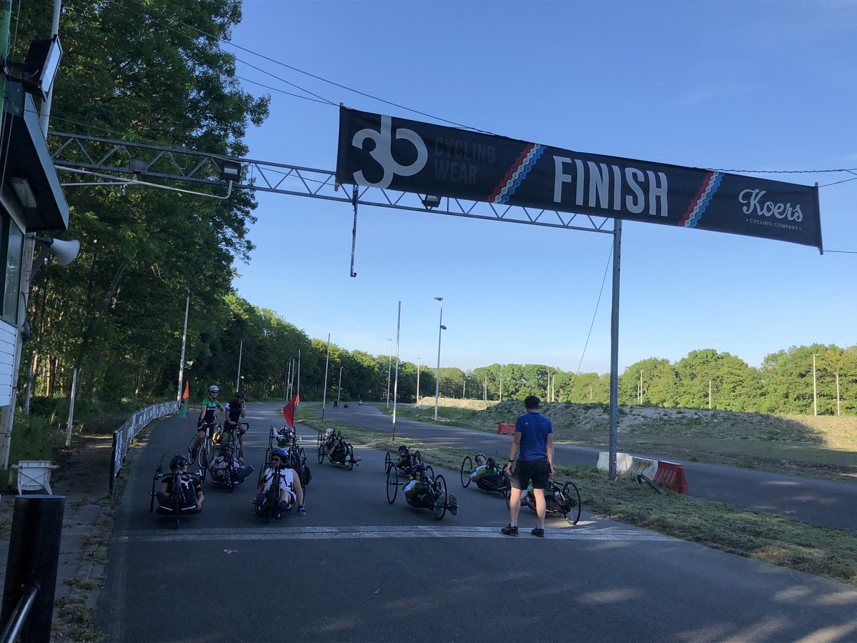 En we gaan starten! 
#buitenspelen #rijndamracers #handbikebattle2021