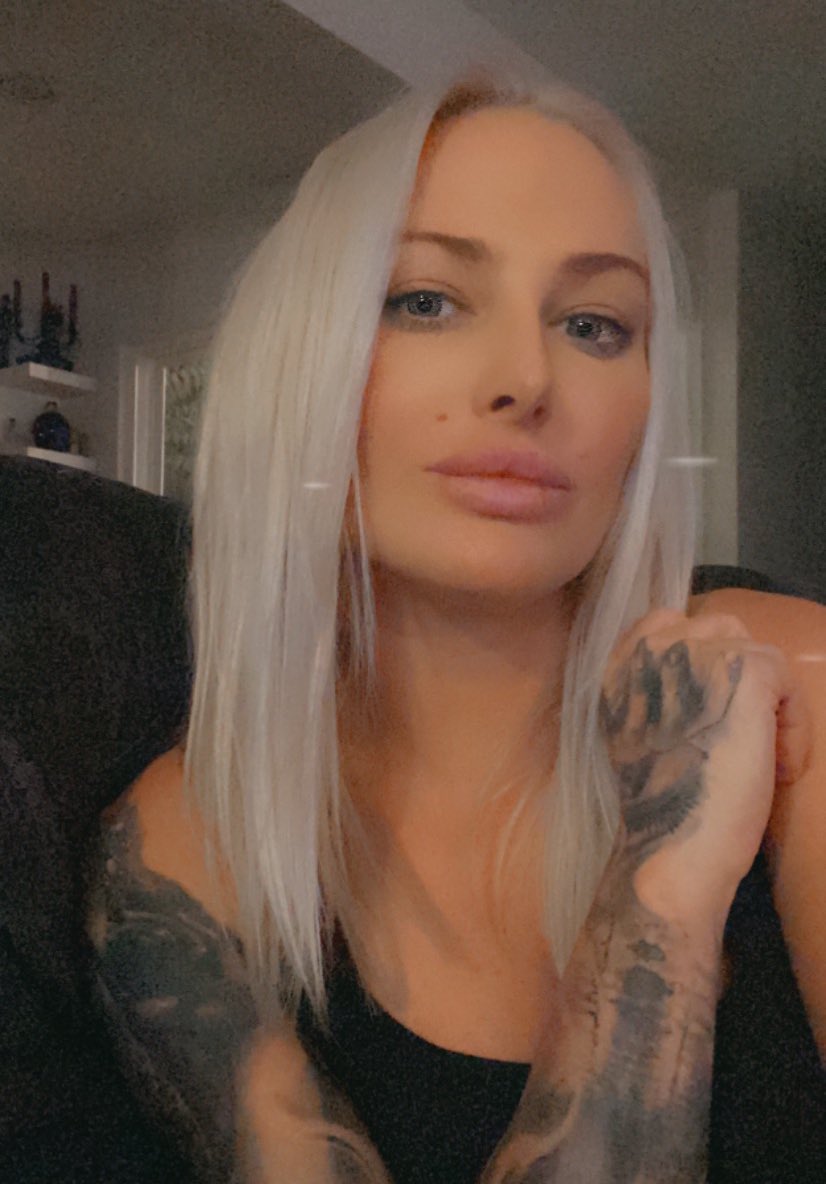 HeidiTheButcher's tweet photo. roses are red 
true love is rare
booty booty booty booty 
rockin' everywhere https://t.co/XETxUE6dMz