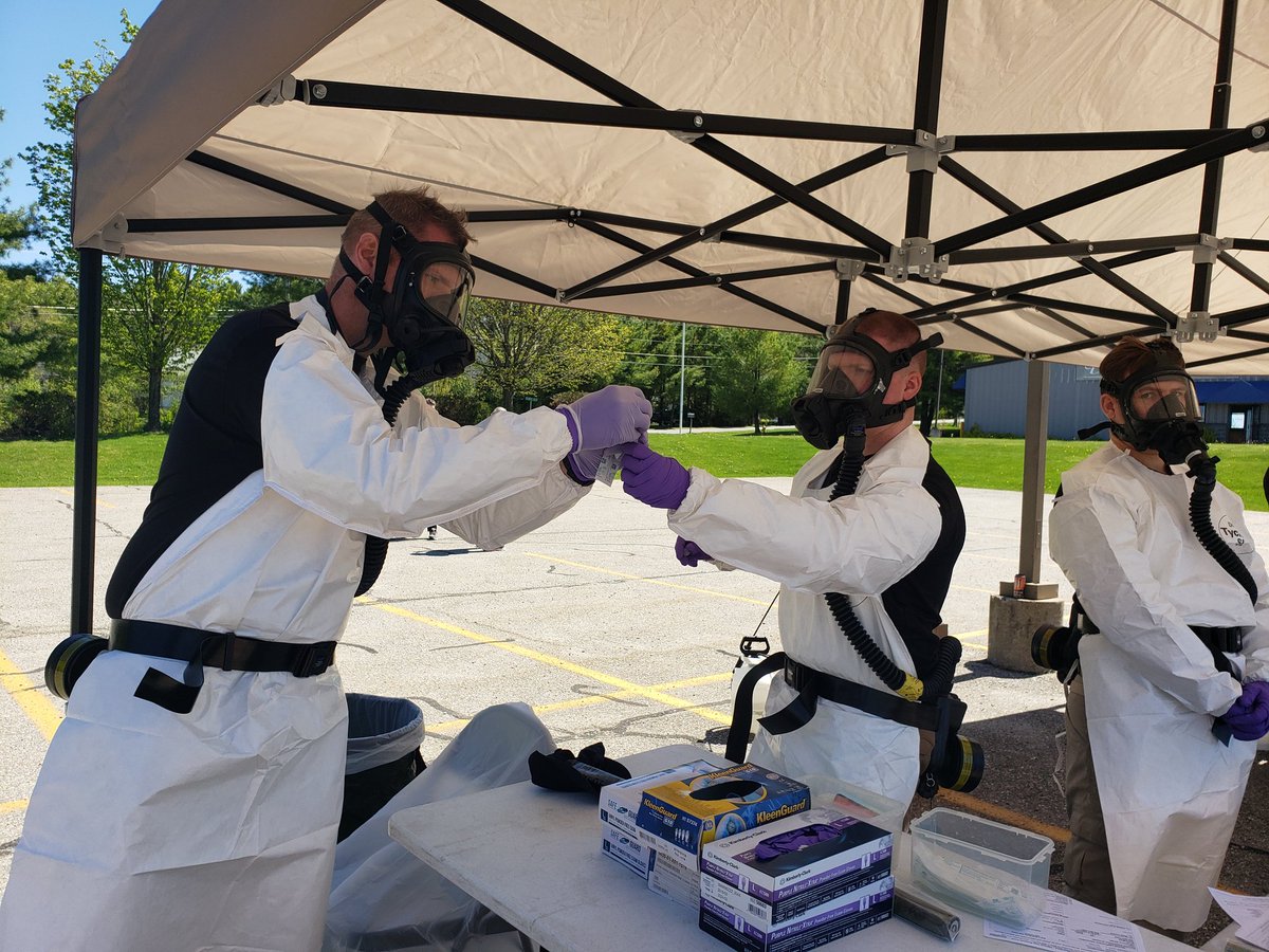 VTNationalGuard's tweet photo. We are working with Vermont Foodbank and the The Abbey Group to distribute food to #vermonters in need today at the Middlebury State Airport. 

Soldiers and Airmen are also running #COVID19 testing for asymptomatic people at the American Legion in Middlebury. 

#inthistogether https://t.co/gsU63gEkcW
