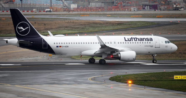 SimplyNewsDe's tweet photo. "Spiegel": Bundesregierung einigt sich auf Lufthansa-Rettung https://t.co/5XuZJmTb3P https://t.co/AE0XrNHvYo