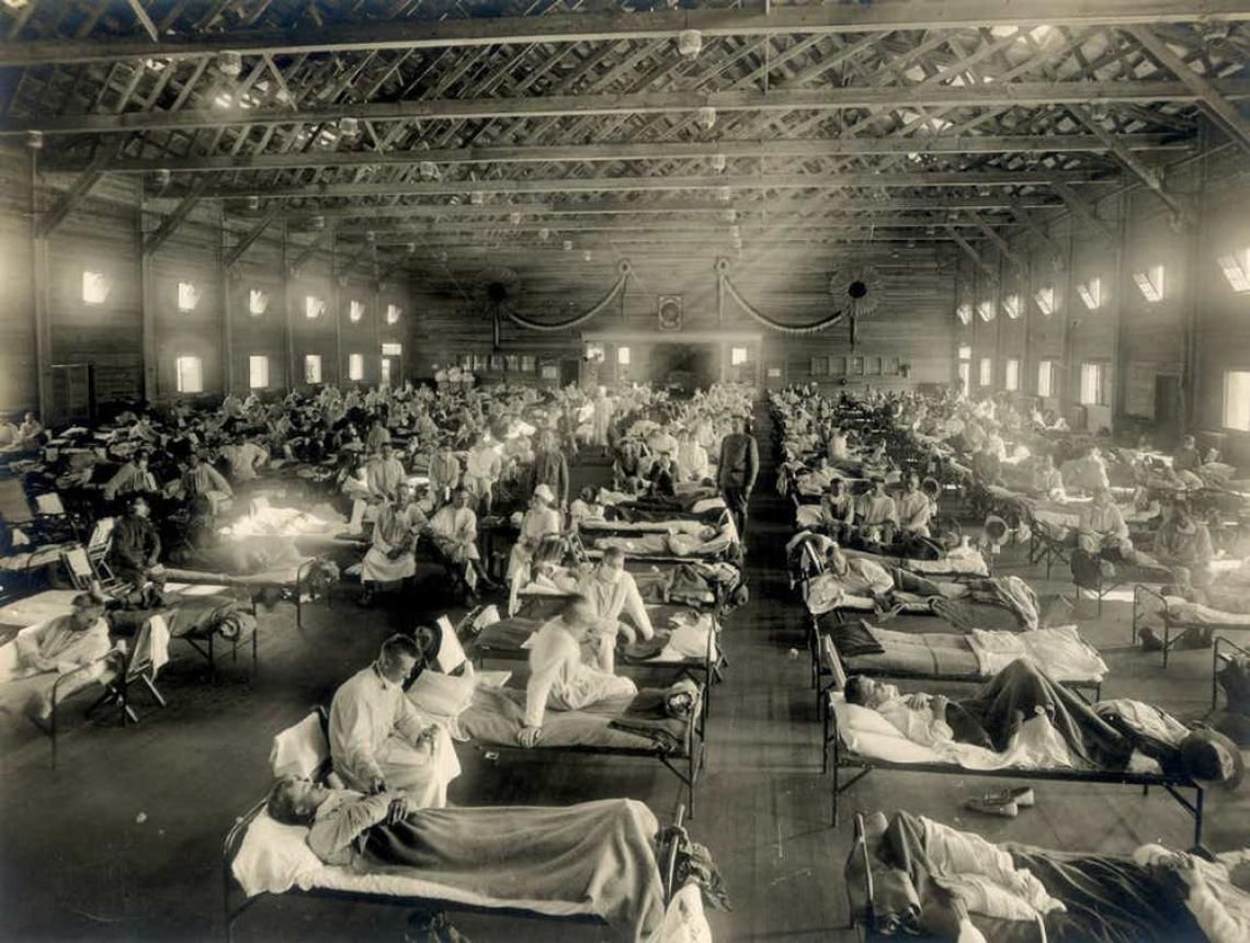InterestingMega's tweet photo. Take a look back at the Spanish flu through this gallery! 😓😰📢💥💉🚩🛌🏥

👉 https://t.co/DxE7m37VMb https://t.co/rZFyDrLIAM