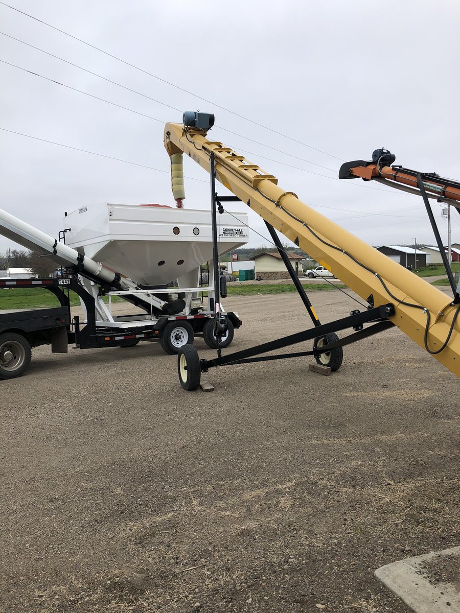 StablerJon's tweet photo. We’re making a push this week @ChsAg getting the last of @WestBredWheat out and rolling on beans! 11X8 @DKAS_ND_N_MN headed for another great year! https://t.co/5K4sKXkmoS