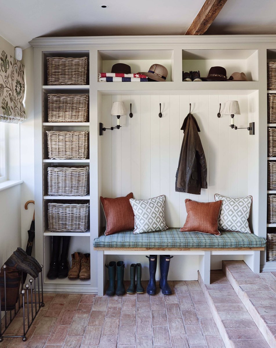 simshilditch's tweet photo. DESIGN | A boot room should be designed for muddy dogs and dirty shoes! As such, we find natural materials like stone to be the best choice when designing the flooring. #SimsHilditch #InteriorDesign #Bootroom #BootroomDesign https://t.co/sELVVYdZG4