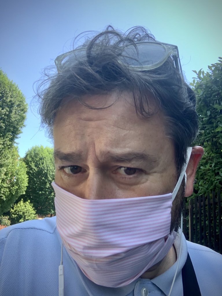il_kaino's tweet photo. Intanto grazie alla mascherina è ricomparso un orecchio 🤣
Per il parrucchiere ci penseremo.
Potete continuare a far finta di lavorare.
Cari saluti
Paolo
#Fase2 #parrucchieri #ehgiovanni https://t.co/dJbv3VxqbC