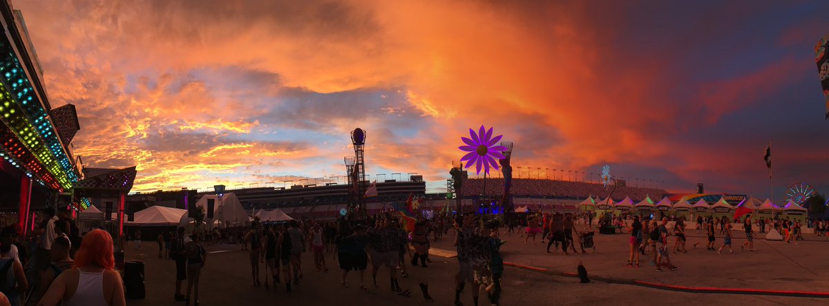 DanilihnoNigga's tweet photo. tb #EDC2016 https://t.co/ux86l32hai