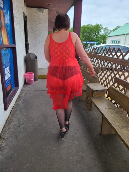 So my friend snuck a picture of me walking away and ugh its bad!! https://t.co/02xEhl5cae