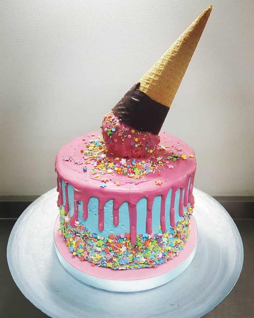Such a fun cake! Yet another 6" for a lockdown birthday. #saltersevents #sugarrush #lockdownbaking #lockdown #icecreamcake #sprinkles #dripcake #SELondon #SE6 #Catford instagr.am/p/CAazW1unqIT/