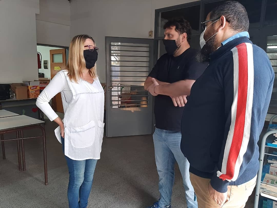 DanteBoeri's tweet image. Charlamos con lxs compañerxs en las Pps 22, 23, 24 y Secu 7 de #Ezeiza. Nos cruzamos con el Intendente @Gato_Granados y destacamos la enorme tarea de cada docente.
En Echeverria visitamos a lxs crxs de la Pp 39. Siempre con lxs compañerxs!!!
@SUTEBAProvincia @PDSurradio