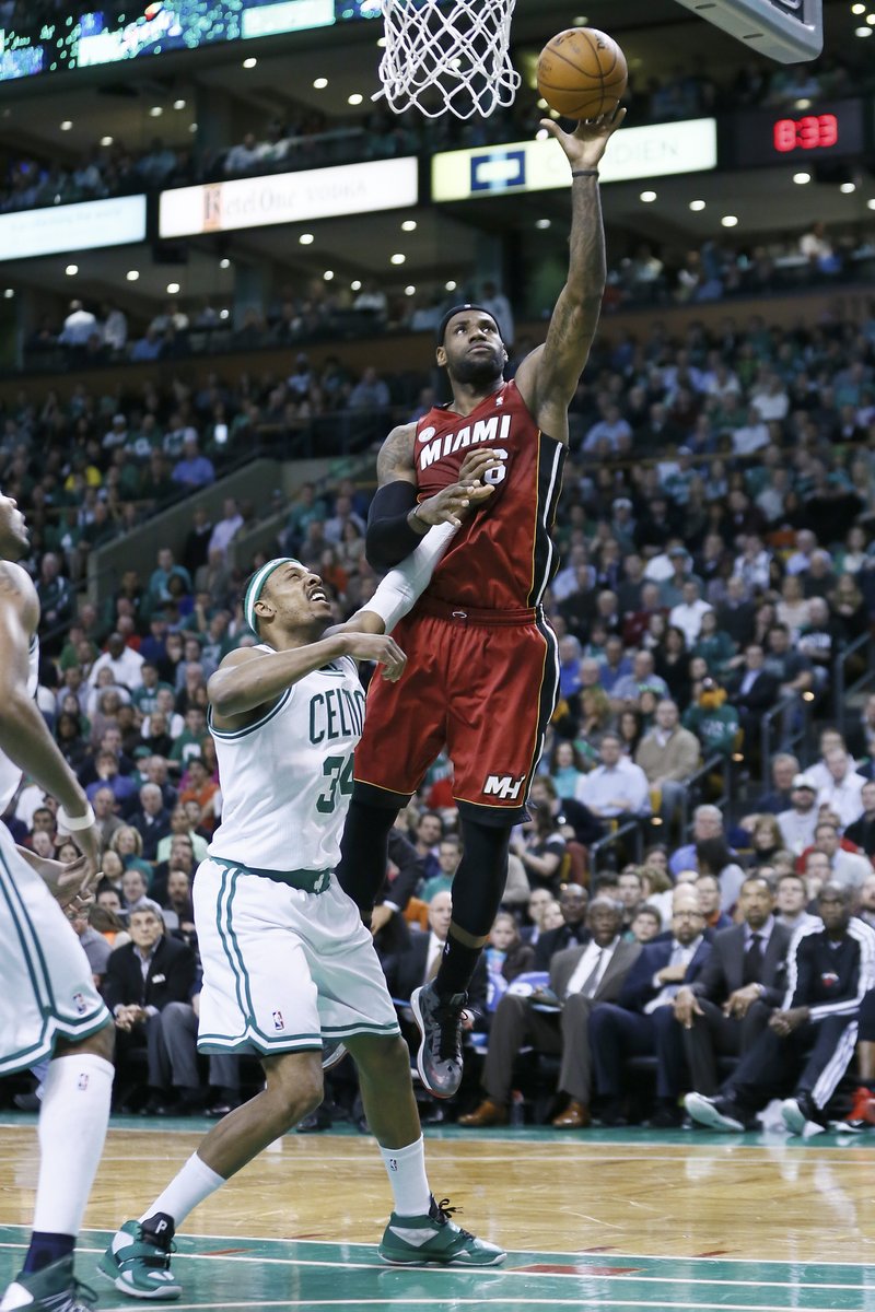 BleacherReport's tweet image. Paul Pierce gives his all-time top five:

MJ
Kareem
Russell
Magic
Kobe

Pierce leaves Bron off his list 👀

(via ‘NBA Countdown’)