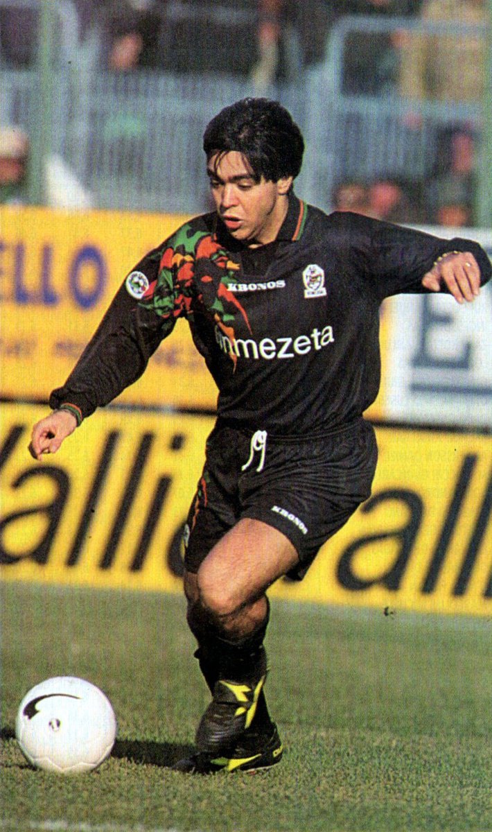 WesleyVictorMak's tweet photo. Hebben we alweer zin in een nieuwe @LoStadioNL-verkiezing? Stuur ons nu alvast jullie favoriete Serie A-shirts door! 

Ik ga voor deze vier:

Juventus (1985-1986)
Milan (1988-1990)
Fiorentina (1998-1999)
Venezia (1998-1999)

#LaMagliaPiuBella https://t.co/vuumN67iRN