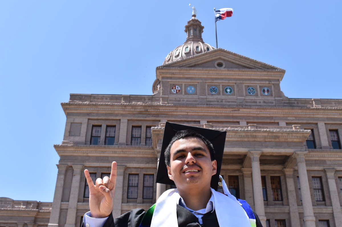 58_alvarez's tweet photo. Couple of grad pics se ayer 👨‍🎓 🤘🏽👌🏻 #HookEm https://t.co/S7NEJAglp8