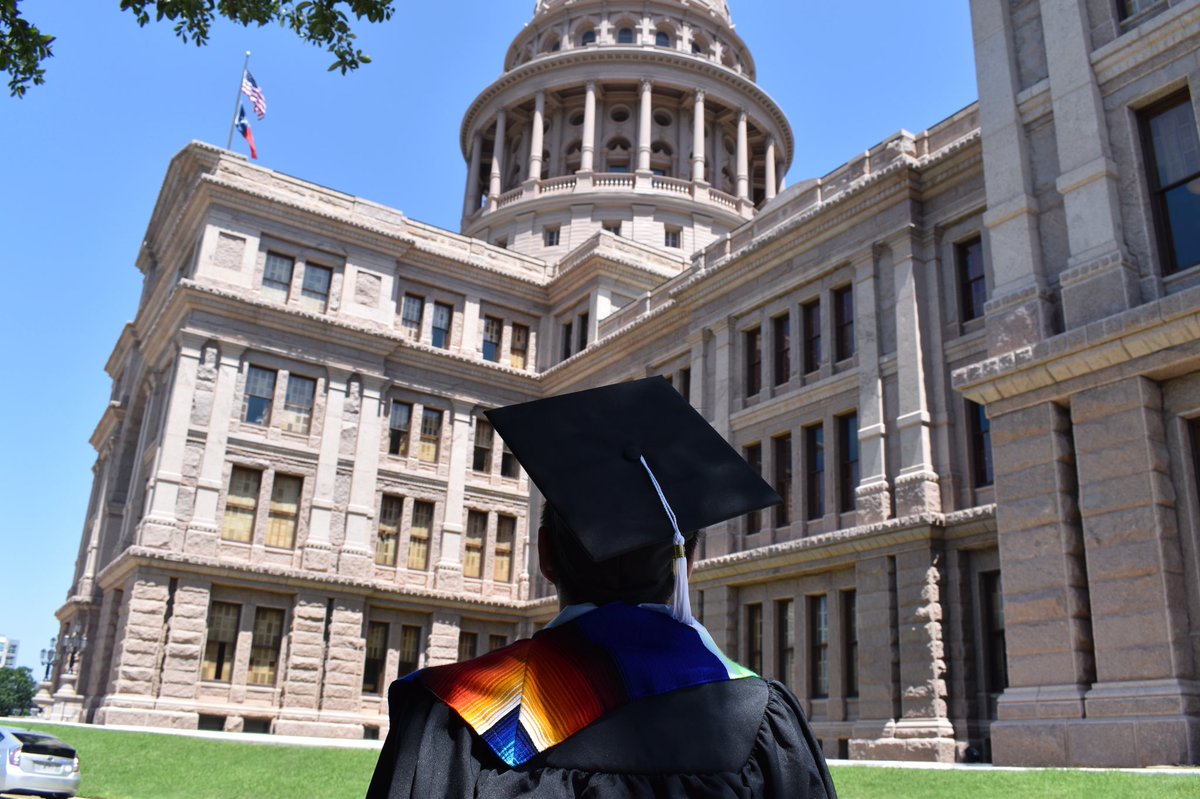 58_alvarez's tweet photo. Couple of grad pics se ayer 👨‍🎓 🤘🏽👌🏻 #HookEm https://t.co/S7NEJAglp8