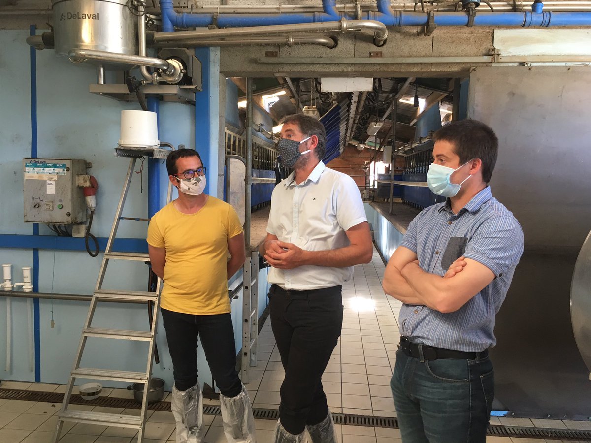 En visite au Gaec Chevry à #Champtoceaux, c’est l’occasion d’échanger avec l’interprofession #Caprine sur l’impact du #Covid_19 sur la filière, les perspectives pr la consolider et l’importance de fortifier les relations :
▶️#Producteurs 
▶️#Engraisseurs
▶️#Laiteries
▶️#Abbatoirs
