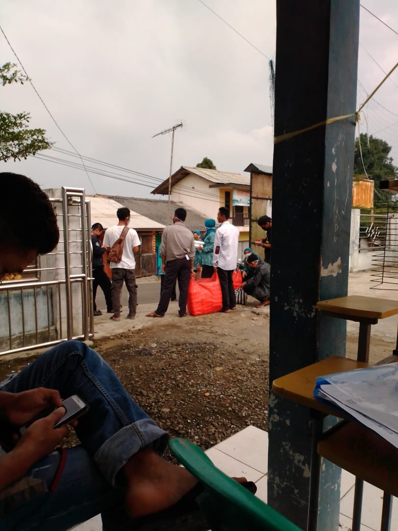 Team relawan covid sedang berbagi takzil