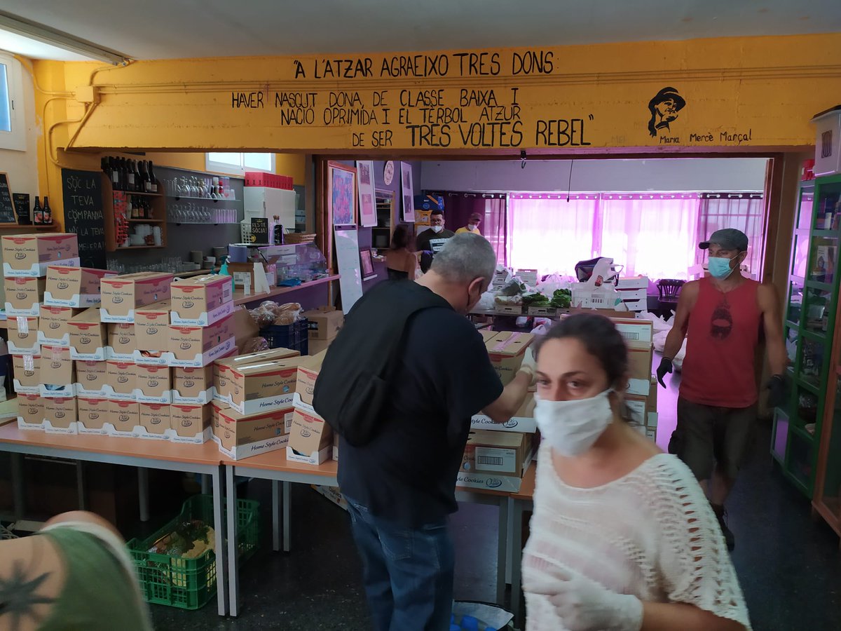 teixidores9b's tweet photo. Avui tenim 2 motius per estar contentes. Un, que sabem que les mascaretes ja han arribat a Lesbos. I l'altre, que el Banc d'Aliments9B està fent una feina brutal, i nosaltres i les veïnes de Nou Barris hi aportem el nostre granet de sorra.
#NouBarris
#Solidaritat
#AntivirusProspe https://t.co/XHUprcVdaO