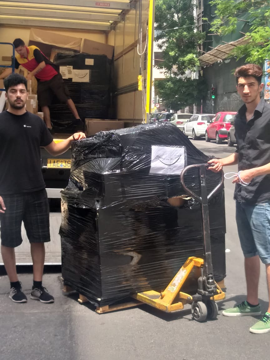teixidores9b's tweet photo. Avui tenim 2 motius per estar contentes. Un, que sabem que les mascaretes ja han arribat a Lesbos. I l'altre, que el Banc d'Aliments9B està fent una feina brutal, i nosaltres i les veïnes de Nou Barris hi aportem el nostre granet de sorra.
#NouBarris
#Solidaritat
#AntivirusProspe https://t.co/XHUprcVdaO