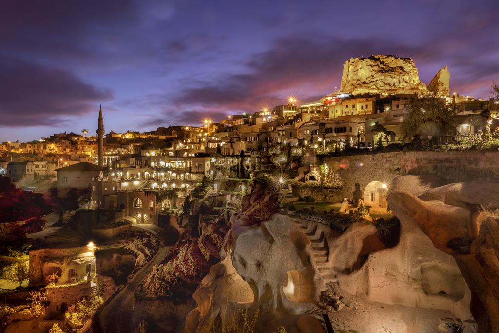 Things2do_AL's tweet photo. Cappadocia, Turkey 🇹🇷
•
Famous for its hot air balloon rides and cave architecture 🌌
•
#Travel https://t.co/Tk7q4eQjsH