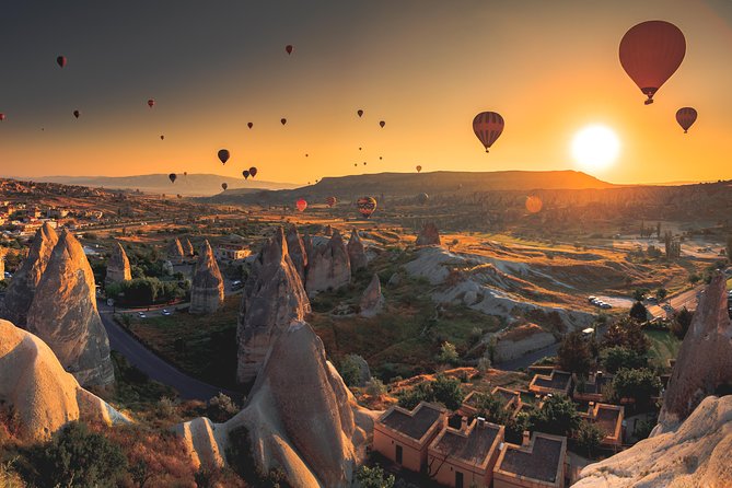 Things2do_AL's tweet photo. Cappadocia, Turkey 🇹🇷
•
Famous for its hot air balloon rides and cave architecture 🌌
•
#Travel https://t.co/Tk7q4eQjsH