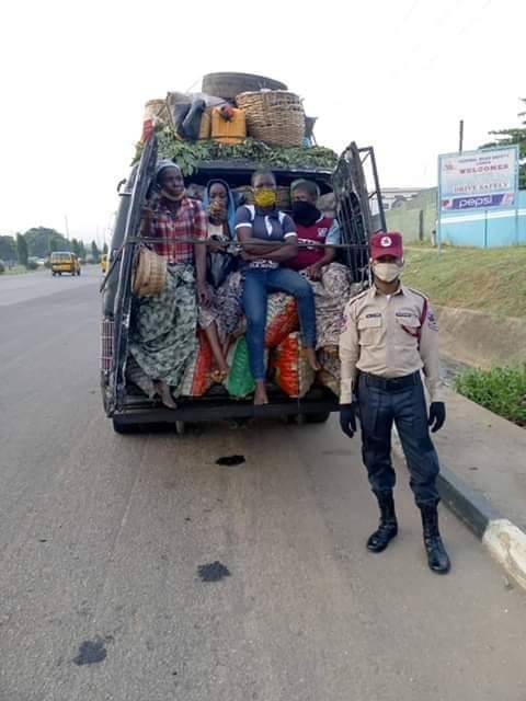 Gidi_Traffic's tweet image. RT @FRSCNigeria: How safe were they before the vehicle came to a halt? 
#unsafepractice #saynotooverloading