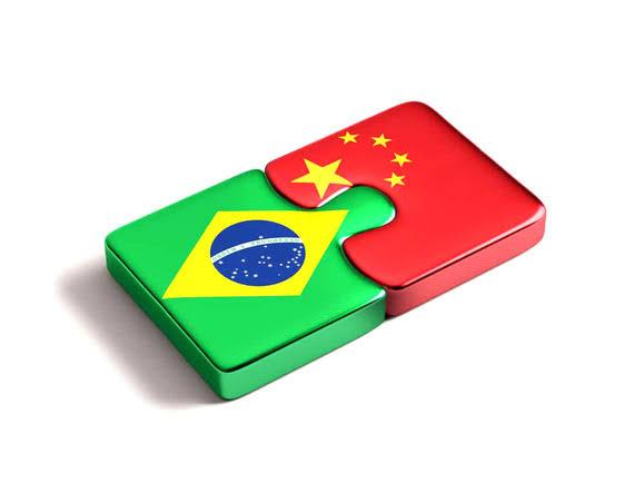 EmbaixadaChina's tweet image. Em 2020, a parceria comercial Brasil-China está cada vez mais forte. No acumulado entre janeiro e abril, a China representou 31,0% das exportações do Brasil, com a parceria crescendo a cada mês:

📈jan - 25,3%
📈fev - 29,2%
📈mar - 30,1%
📈abr - 37,8%
fonte: MDIC - Min. Economia