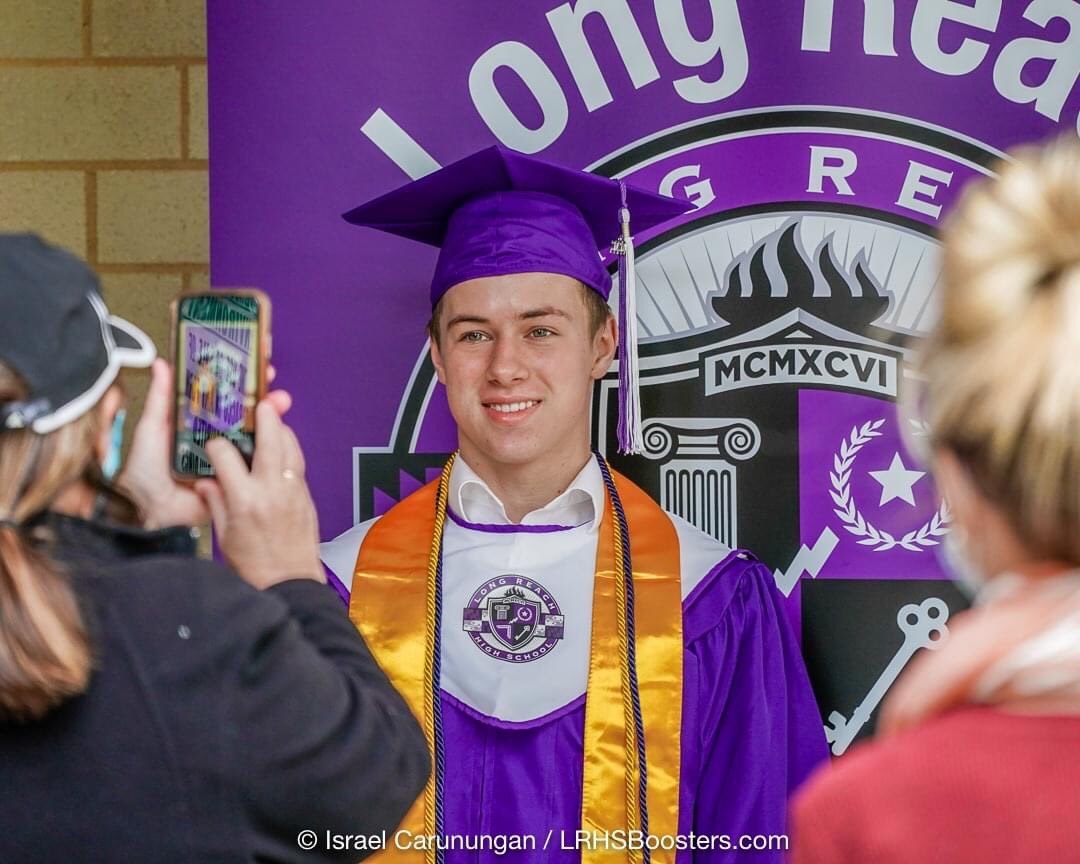 LRHS_Boosters's tweet image. Our @hcpss_lrhs Class of 2020 seniors safely picked up their caps and gowns today, dropped off leftover equipment and took videos and photos for virtual graduation. Thx to our admins, students and parents for making it all work seamlessly. #LRHSPride #OneLongReach #Classof2020