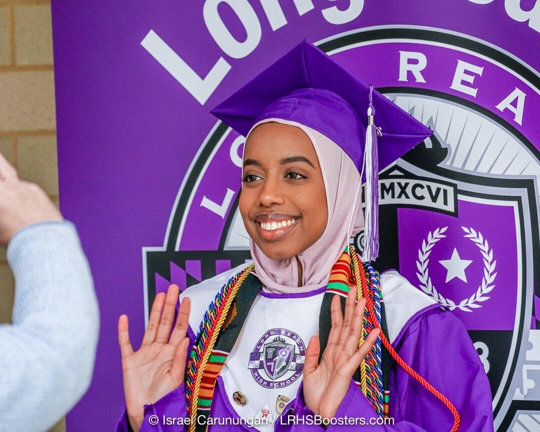 LRHS_Boosters's tweet image. Our @hcpss_lrhs Class of 2020 seniors safely picked up their caps and gowns today, dropped off leftover equipment and took videos and photos for virtual graduation. Thx to our admins, students and parents for making it all work seamlessly. #LRHSPride #OneLongReach #Classof2020