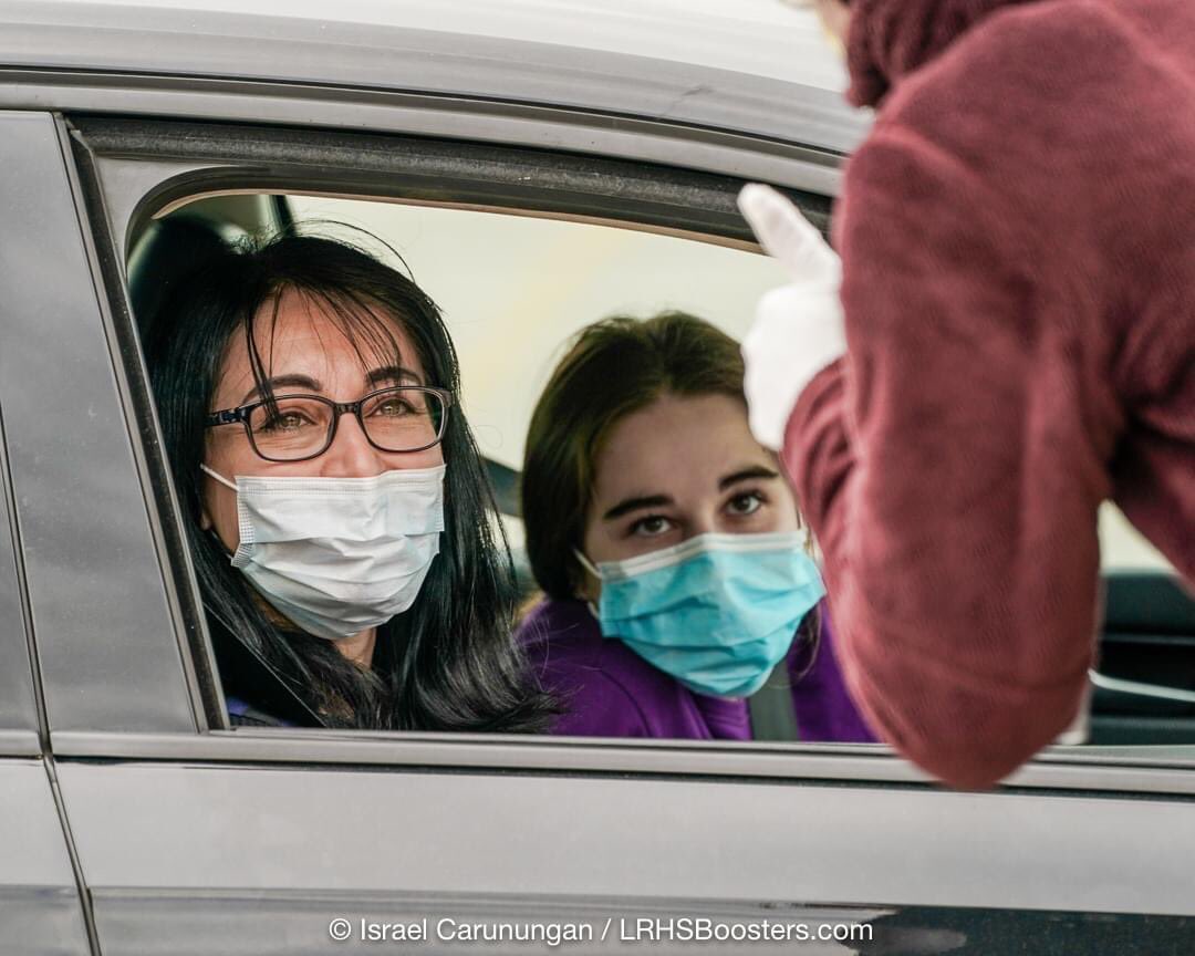 LRHS_Boosters's tweet image. Our @hcpss_lrhs Class of 2020 seniors safely picked up their caps and gowns today, dropped off leftover equipment and took videos and photos for virtual graduation. Thx to our admins, students and parents for making it all work seamlessly. #LRHSPride #OneLongReach #Classof2020