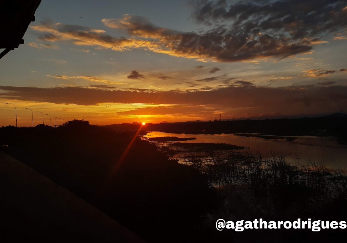 macae_turismo's tweet photo. Bairro Lagomar com uma vista incrível desse final de tarde 📍
Foto enviada por @agathinha_ro https://t.co/xjxcN2nxE8